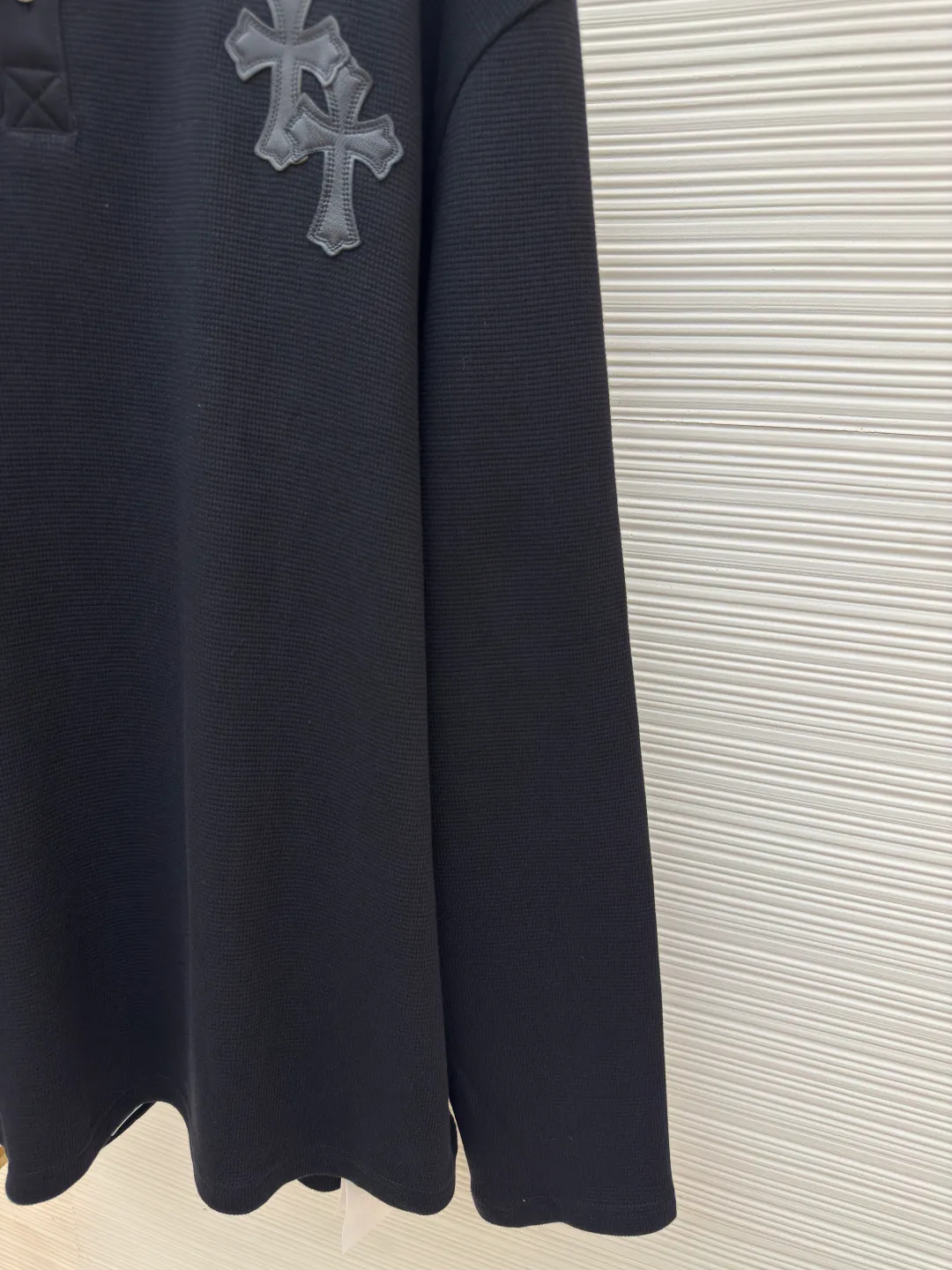 Chrome Hearts patchwork leather Henry collar waffle sweatshirt ●Original version: Purchased and developed for 17500 ●Item number: 1680092-A50 ●Fabric: waffle fabric ●Technology: Positioning cutting machine ●Version: fitted version ●Weight: about 520 grams ●Size: S-M-L-XL ●Description: The fabric is made of 350g cotton waffle double-layer material before washing (distinguish between low-gram weight cutting corners and non-pure cotton market goods) The silver buckles and scrolls are made of antique bronze and real silver (the materials used have reached 300+ quality on the market). The leather labels are still made of genuine imported lambskin. The most important thing is the hand-sewn leather (it involves high costs when it comes to manual work). A lot of effort has been put into the fabric, hardware and craftsmanship. The top quality in the market and the industry benchmark are only owned by a few people. The overall wiring is straight and delicate, the fabric is comfortable and soft, and the color is consistent without color difference. It can be matched with the same style to create a fashionable look and control various occasions. Customized accessories, complete with three standards, same style for men and women!